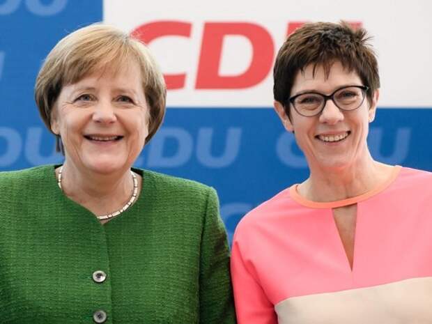 Кандидат от ХДС на пост председателя партии Аннегрет Крамп-Карренбауэр (справа)