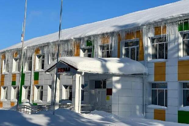 Крыши школ в Гавриловском округе "обросли" опасными сосульками