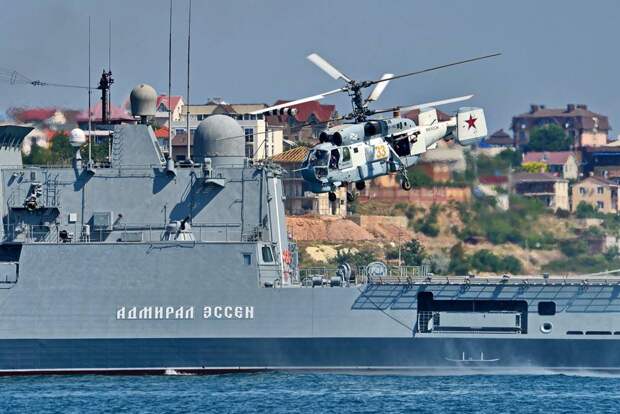 Парад обновления: Медведев прилетел в Севастополь на новом вертолете