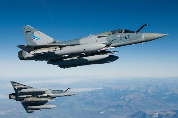 Dassault Mirage 2000 впервые взлетели в конце 70-х годов. Сейчас они достаточно сильно устарели и их главный козырь - способность нести высокоточные ракеты СКАЛП. Фото Air&Cosmos