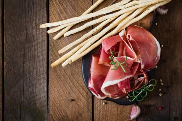 Диетолог Мухина посоветовала употреблять зимой корнеплоды и бекон