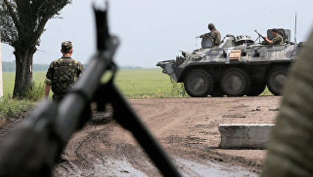 Украинские военные в зоне конфликта на востоке Украины. Архивное фото Украинские военные в зоне конфликта на востоке Украины. Архивное фото