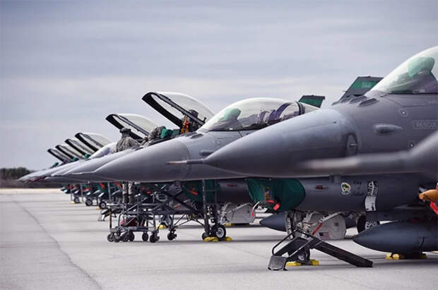 На Тайване ищут пилота пропавшего с радаров истребителя F-16