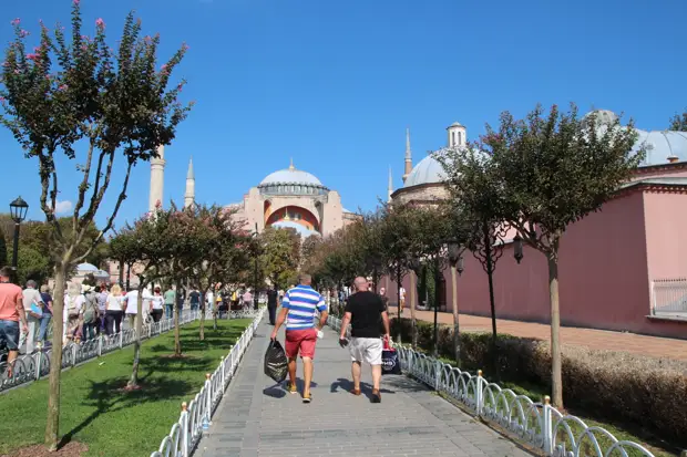 Собор Святая София, справа — Хаммам Хюррем Султан Турецкие дневники (сентябрь 2021 года). Вокруг Софии