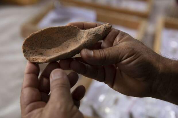 Ложка из змеиного камня (Motza, Израиль). | Фото: Olivier Fitoussi/ Israel Antiquities Authority.