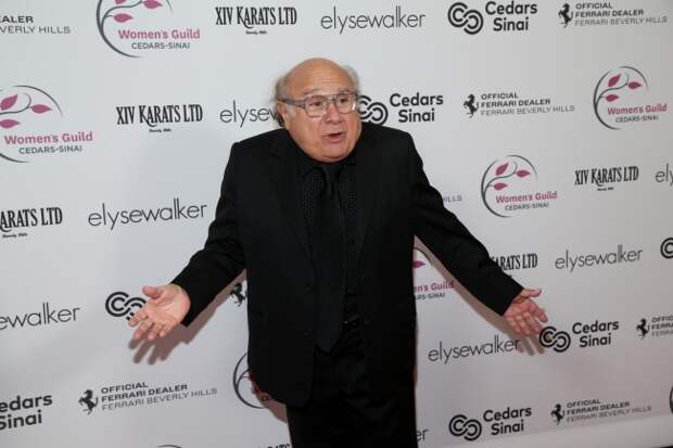 woman-leaving-boyfriend-over-danny-devito