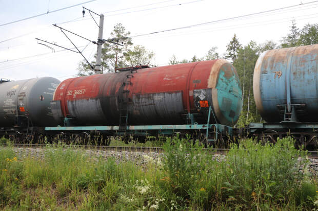 Как и зачем моют железнодорожные цистерны изнутри