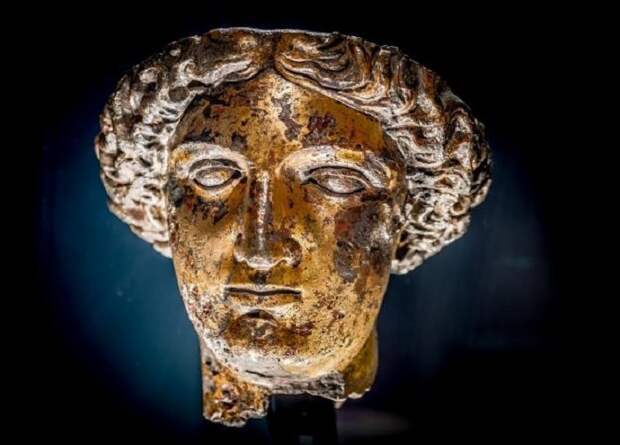 При раскопках была найдена голова статуи богини Сулис (Aquae Sulis, Великобритания). | Фото: romanbaths.co.uk.
