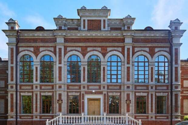 Здание Брянского технического университета изначально строилось как «красная казарма» в 1880 году