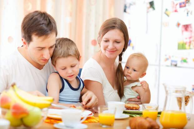 http://babyzzz.ru/wp-content/uploads/2013/11/%D1%80%D0%BE%D0%B4%D0%B8%D1%82%D0%B5%D0%BB%D0%B8-%D0%BE%D0%B1%D1%83%D1%87%D0%B0%D1%8E%D1%82-%D1%80%D0%B5%D0%B1%D0%B5%D0%BD%D0%BA%D0%B0-%D1%85%D0%BE%D1%80%D0%BE%D1%88%D0%B8%D0%BC-%D0%BC%D0%B0%D0%BD%D0%B5%D1%80%D0%B0%D0%BC.jpg
