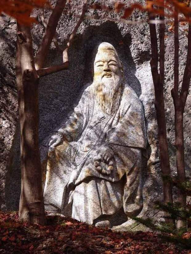 Статуя бородатого мудреца