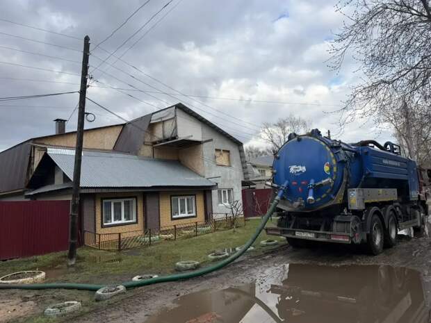 Воду у подтопленных жилых домов в Канавинском районе откачали