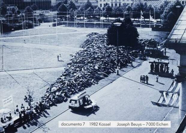 В 1982 году немецкий художник Йозеф Бойс привез и свалил перед зданием музея города Кассель 7000 базальтовых блоков. история, ретро, фото