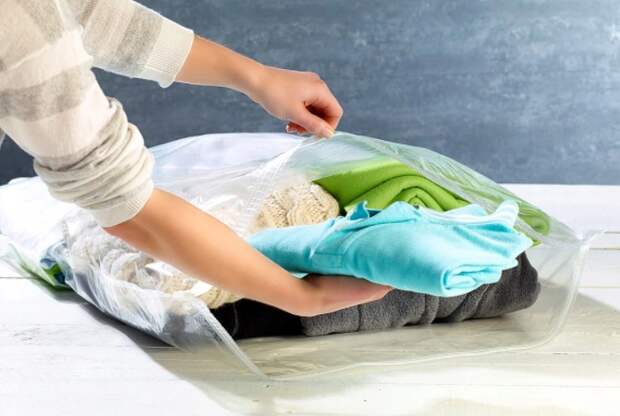 Во-первых, так вы уложите вещи компактнее, а во-вторых, пыли будет собираться намного меньше / Фото: a.allegroimg.com