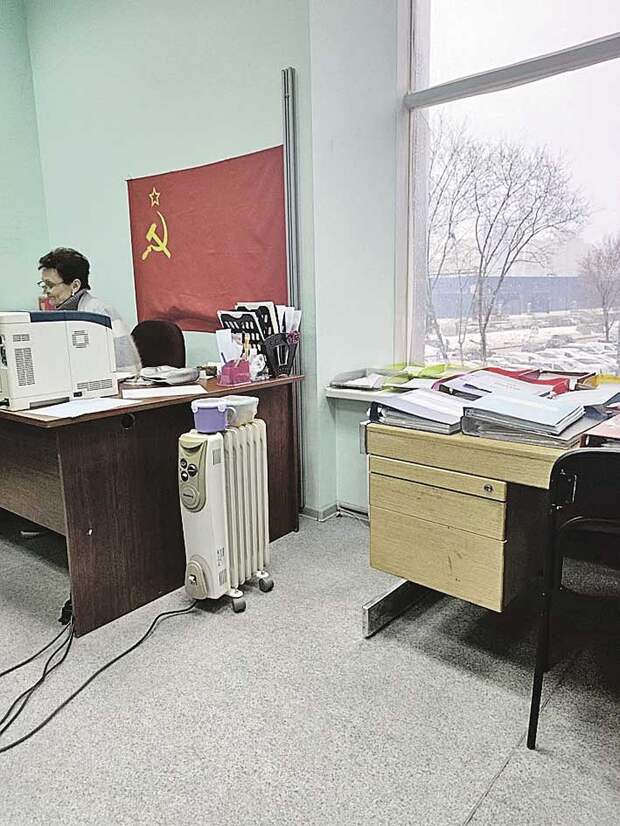 Паспортный стол Верховного Совета. С флагом СССР и пачками советских рублей. Фото: Юлия АЛЕХИНА