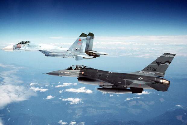 Су-27 и F-16A