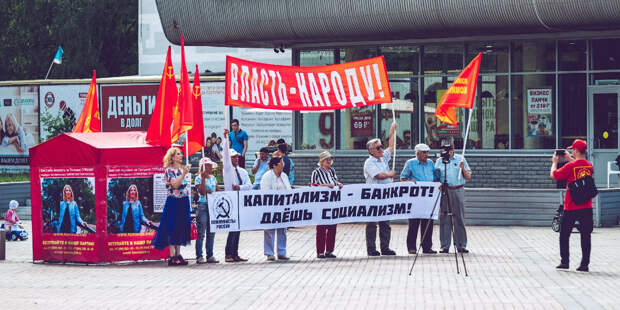 Политики, политологи и политические активисты в массе своей страшно далеки от народа, в особенности - от молодых поколений
