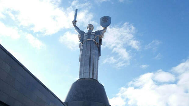 Украинские депутаты готовы разрушить памятник Родине-матери