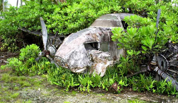 Американский самолет времен Второй мировой войны в зарослях острова Купер
