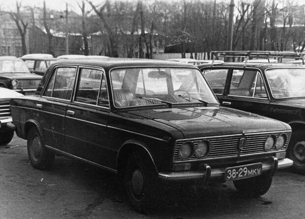 Тот же ВАЗ-2103. Брызговиков сзади нет. Москвич, оказывается, 408-й, а первые Жигули ВАЗ-2101 кругом реально в изобилии. СССР, авто, ваз, жигули, ретро авто, ретро фото, старые фотографии, фотографии