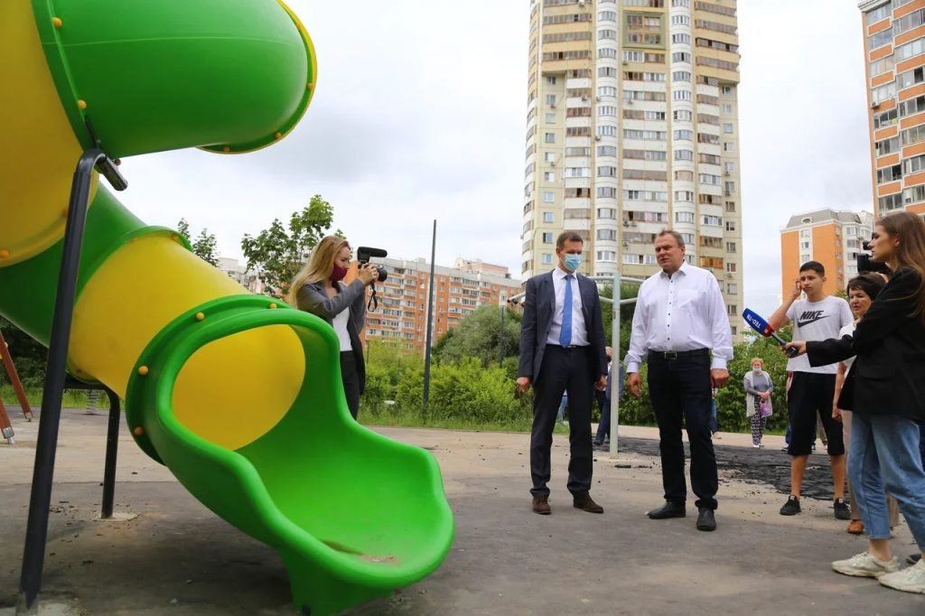 Петр Толстой проинспектировал обновленную пешеходную зону в Марьино