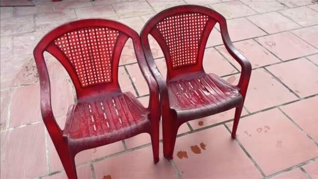 Старые пластиковые стулья переделали в настоящий шедевр. Можете сделать и вы для своего участка