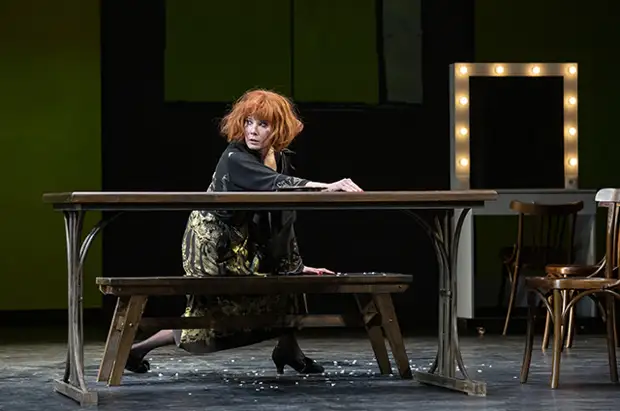 Юлия Высоцкая в спектакле "Укрощение строптивой"