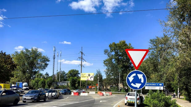 Когда и какой поворотник включать на кольце — правила для ясной и безопасной езды