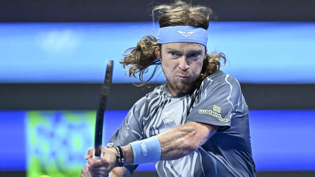 Ребёнка заставили оторвать флаг России с баннера в поддержку Рублёва в Дубае