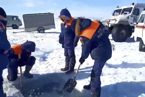 Кобзев: шесть человек спасли из двух машин, провалившихся под лед на Байкале