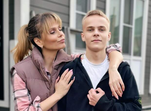 Певица Ксения Новикова показала фото с сыном в день его 16-летия