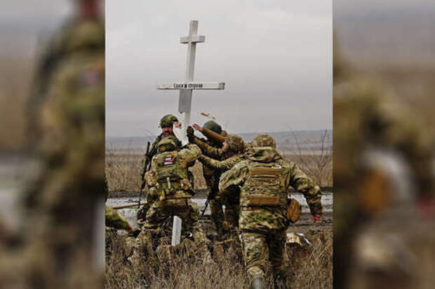 Бойцы ВС РФ установили поклонный крест в Белогоровке, где шли ожесточенные бои