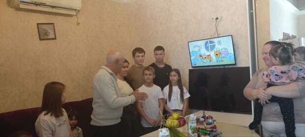 Директор  Гиагинского КЦСОН поздравил семью участника специальной военной операции