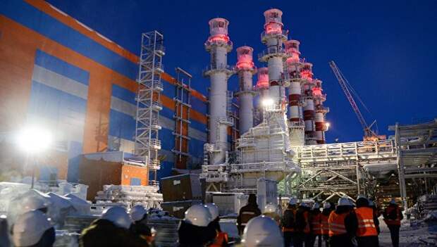 Трубы электростанции на строящемся заводе по производству сжиженного газа Ямал СПГ.