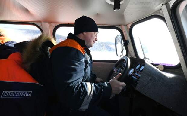 Двух девочек спасли с отрезанного наводнением острова в Красноярском крае