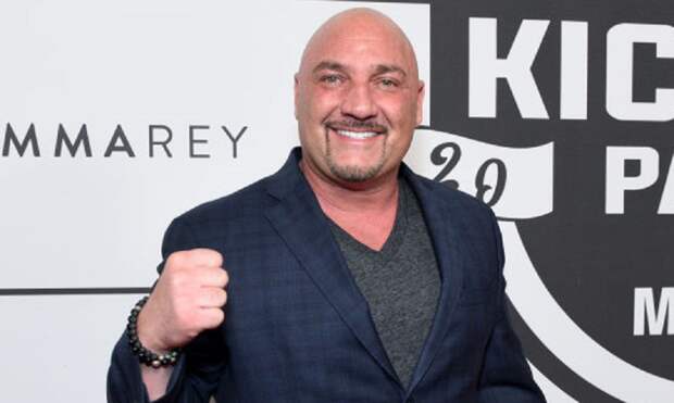 Jay Glazer posing