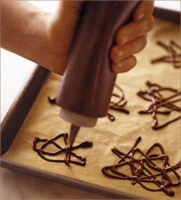 Так вы  можете сделать украшение из шоколада