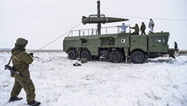 Подготовка к боевому пуску баллистической ракеты оперативно-тактического ракетного комплекса Искандер-М