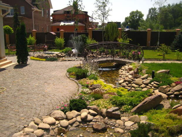 Пруды и искусственные водоемы способны значительно приукрасить и освежить садовый участок.  