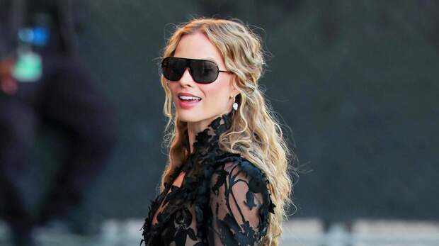 Марго Робби привлекает внимание к фильму «Грозовой перевал» сногсшибательными образами: смотрим фото