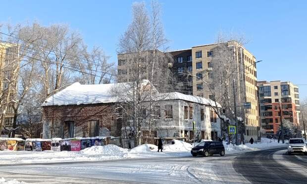 Внутри заброшки: бомжи и подростки облюбовали историческое здание в центре Архангельска