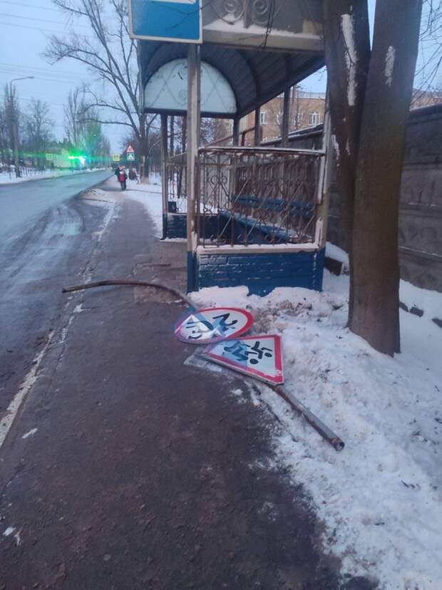 Сбили дорожный знак возле остановки "Сокол №2" на ул