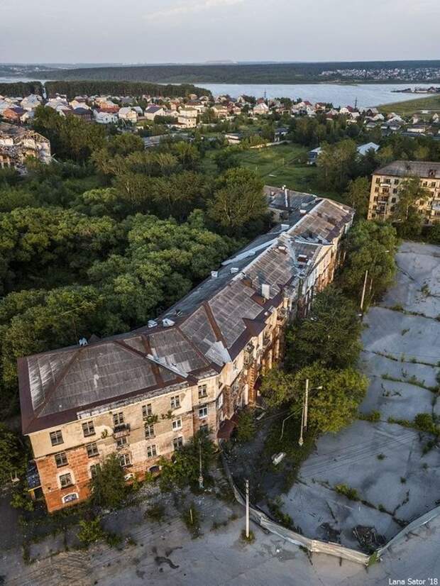 Отселённые жилые дома на площади Решетова Березнеки, в мире, интересно, пермский край, провал, шахты
