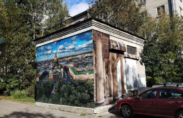 В Петербурге появились уличные фрески с копиями Боттичелли и Никаса Сафронова