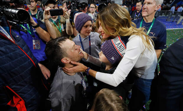 Жизель Бундхен с детьми поздравили Тома Брэди с победой в Супербоуле