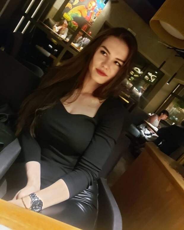 Александра Ситникова в черном платье