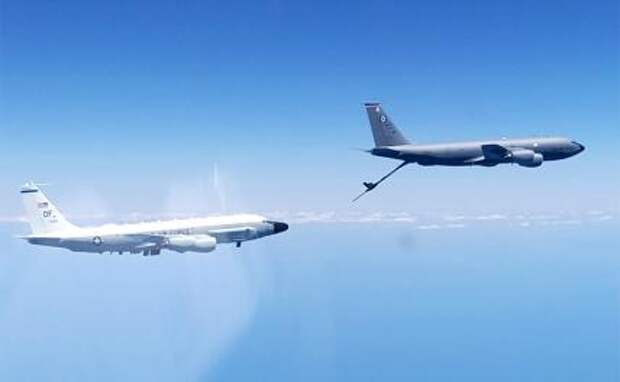 На фото: разведывательный самолет RC-135 ВВС США и самолет-заправщик ВВС США KC-135 "Стратотанкер" (слева направо)