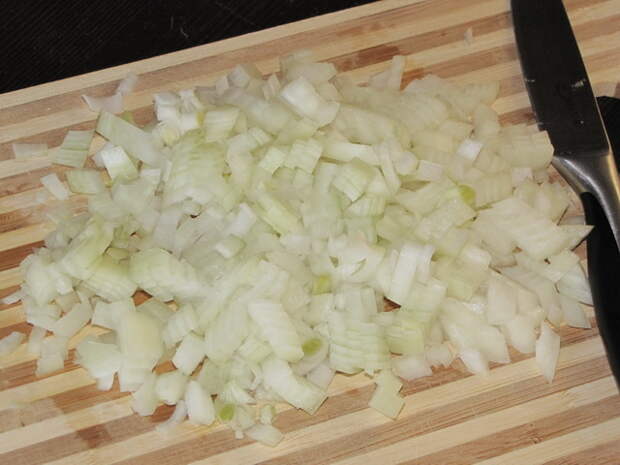 Очистить луковицу и измельчить. пошаговое фото этапа приготовления картошки с мясом в горшочках