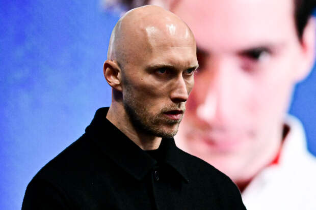 Хореограф сменил пять курток за день Олимпиады и стал мемом в сети