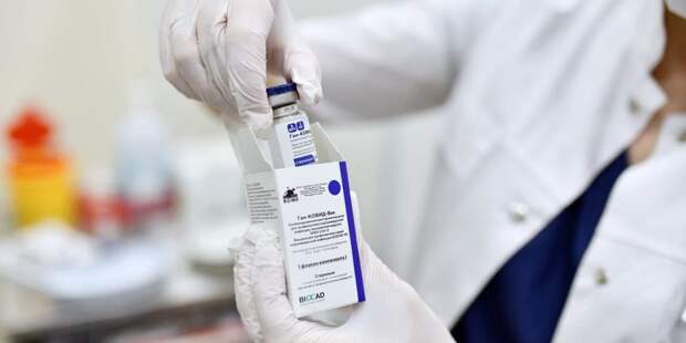 Уже 77% сотрудников органов власти Москвы прошли вакцинацию от коронавируса. Фото: Ю. Иванко mos.ru